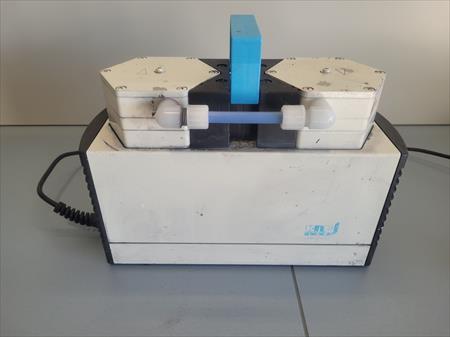 Pompe à vide pour le laboratoire Vacuubrand ou KNF - Pompe à palettes et  pompe à vide à membrane